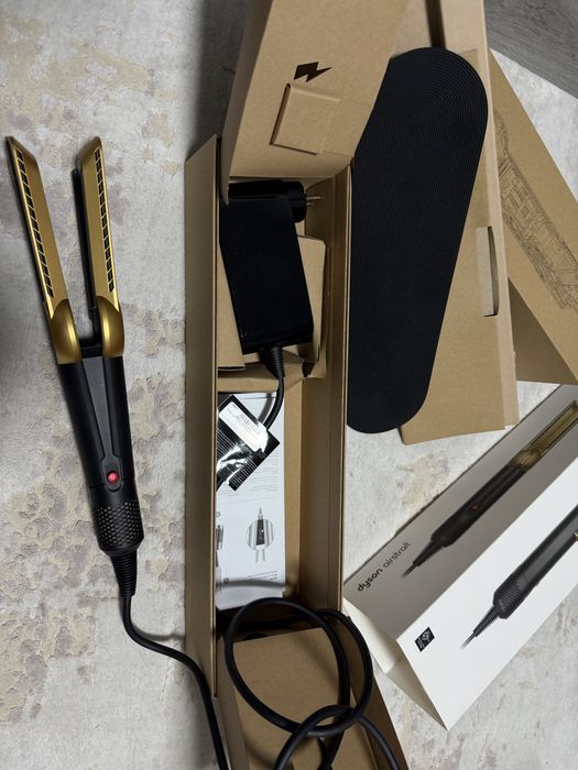 Dyson Airstrait HT01 Onyx Gold