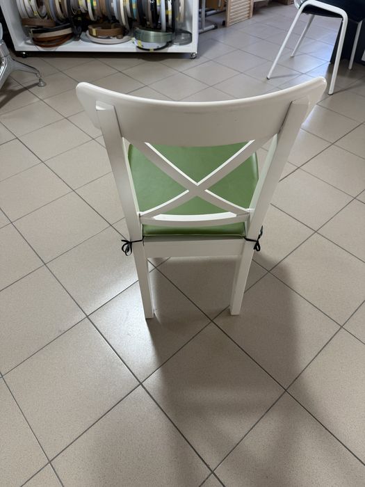 Scaun alb cu pernuta