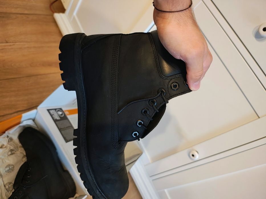ghete sunt modelul Timberland 6-Inch Premium, realizate din piele neagră