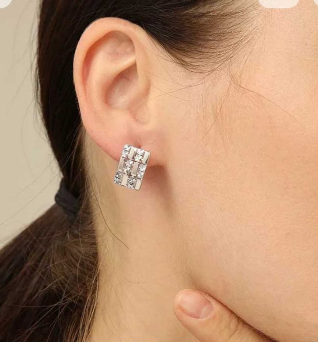 Серебряные серьги продам новые,