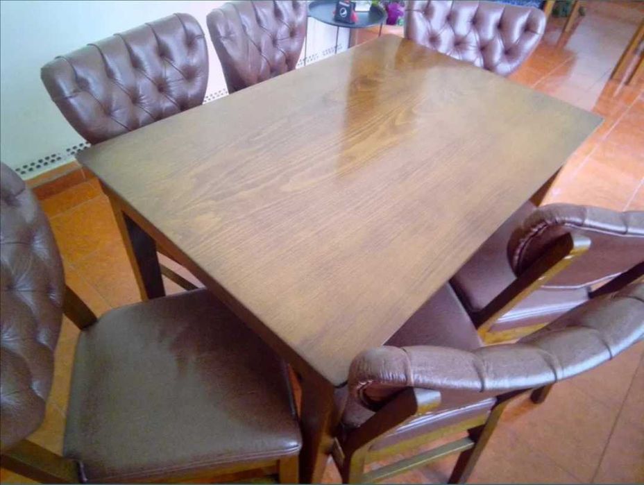 Mese din lemn și scaune din lemn tapitate