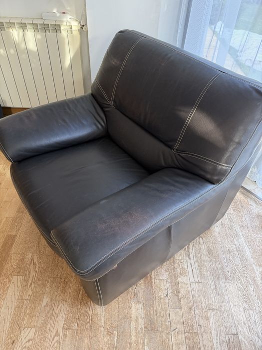 Fotoliu piele neagra Mobexpert structura lemn