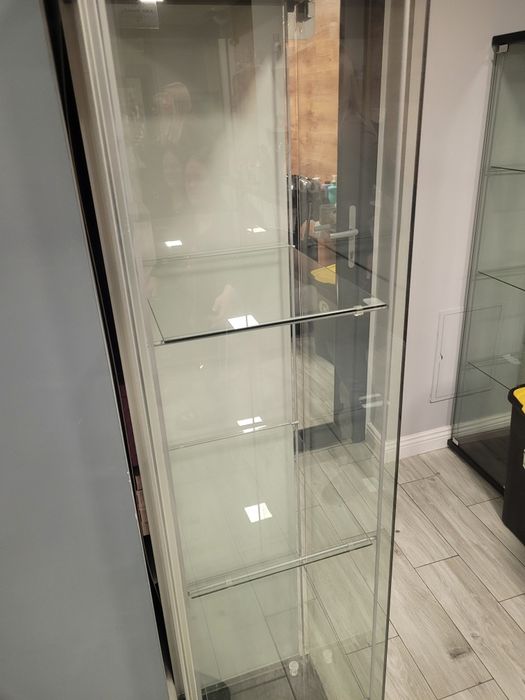 Dulap de sticlă.  2 buc . Preț 400 ron amândouă neg