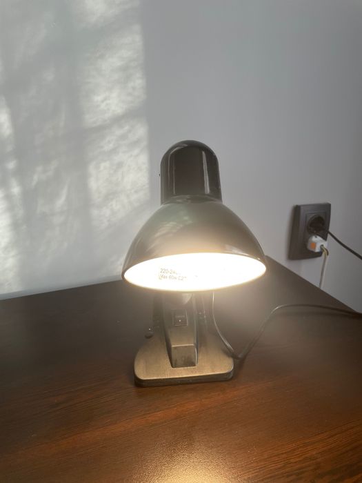 Лампа с щипка много практична и удобна