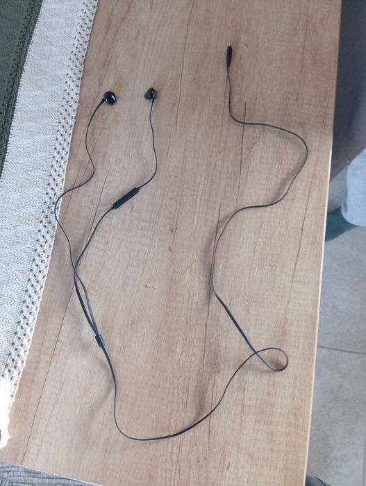 Căști foarte bune și lungi cu fir