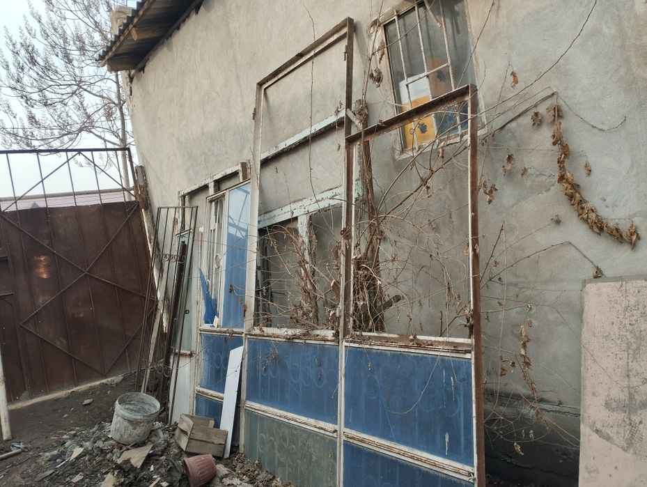 Temir va yogʻoch eshik derazalar