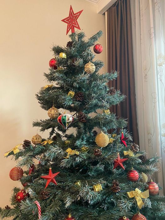 Brad artificial cu conuri naturale