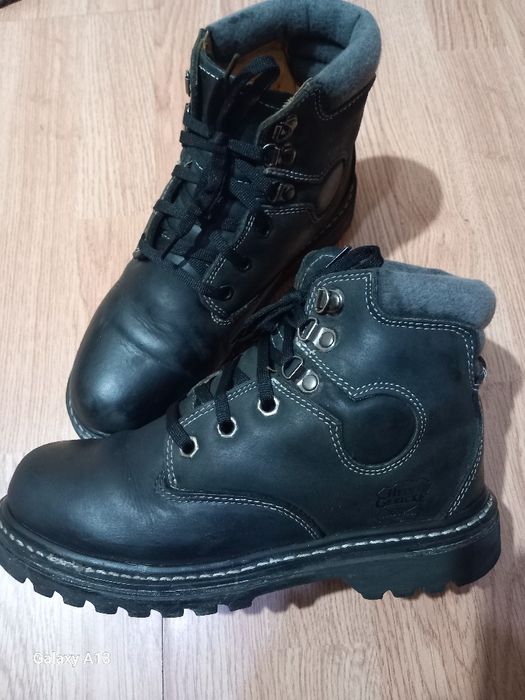 Bocanci din piele groasă