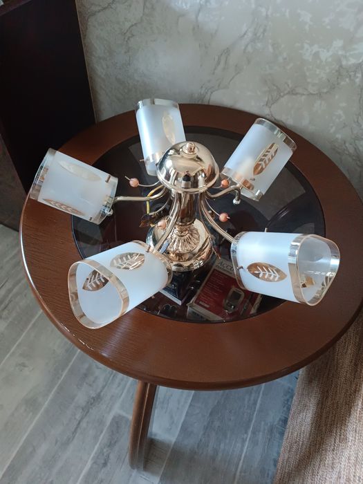 Продаются люстры и бра для зала спальни, прихожей, и балкона