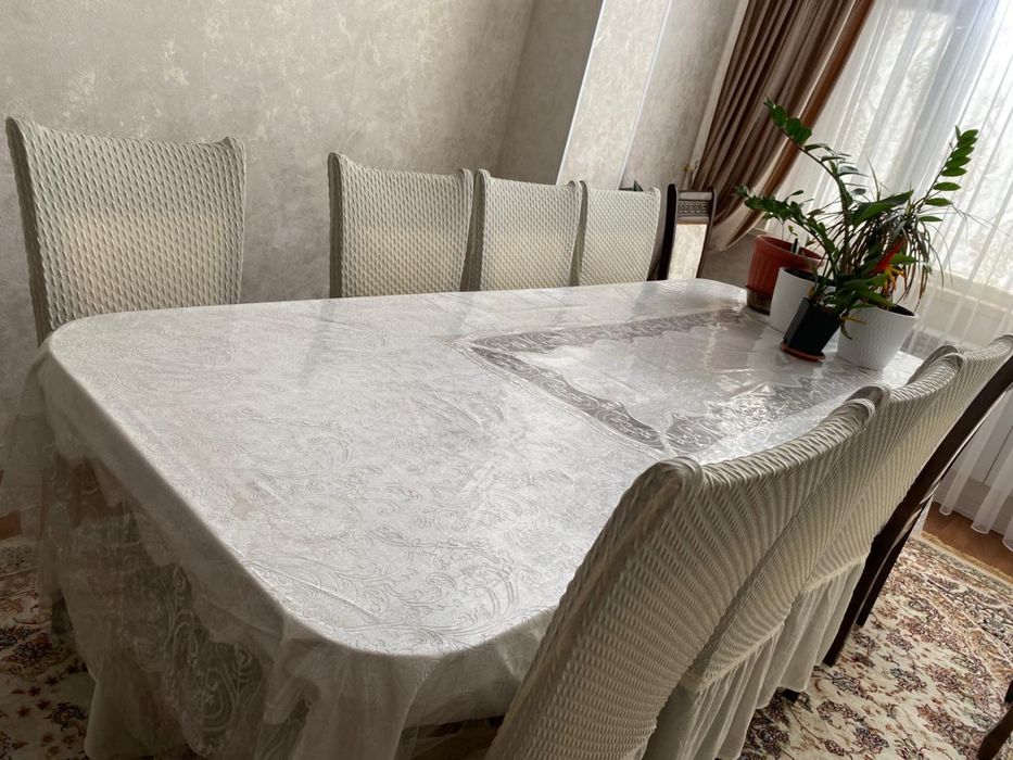 Стол и стулья продаются