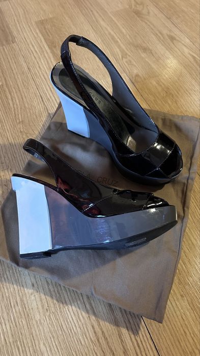 Sandale din piele lacuita, brand Lola Cruz, stare foarte buna