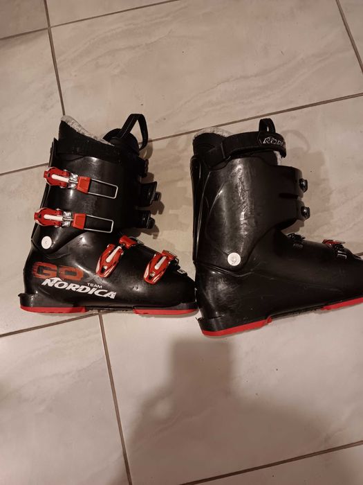 Ски, щеки, каска и обувки номер 38,