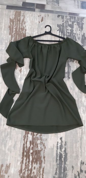 Къса рокля с ефектни ръкави