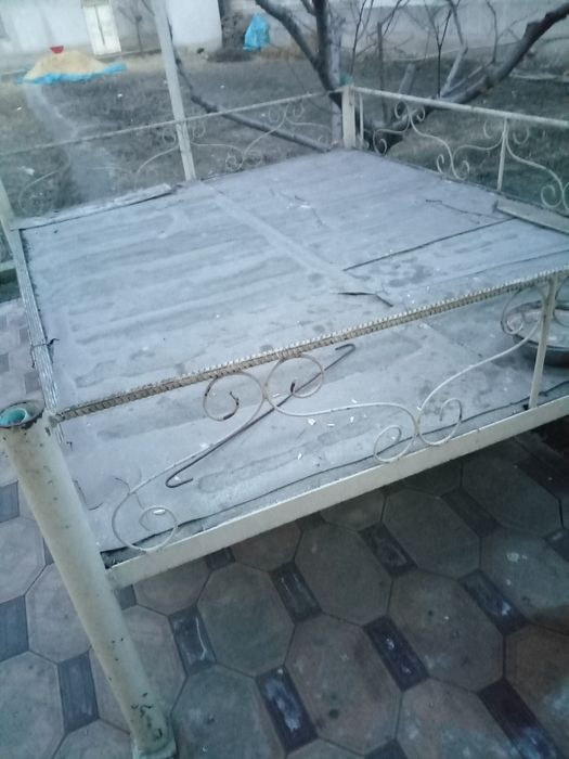 Sori eski lekin mustaxkam hech qayeriga zarar yetmagan boyasa yangidek