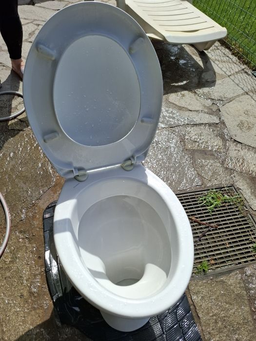 Тоалетна чиния с капак