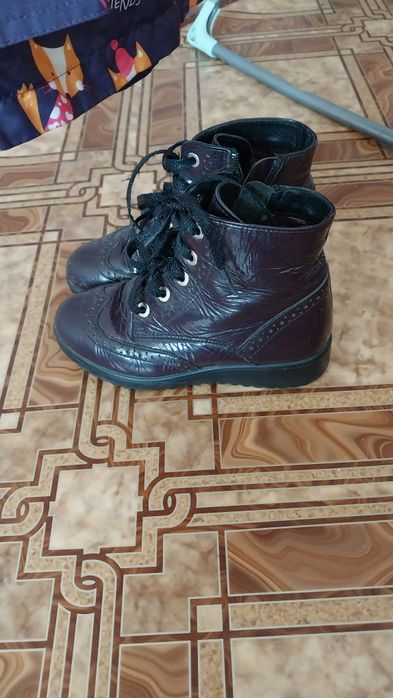 Ботинки на девочку демисизон 3000тг.