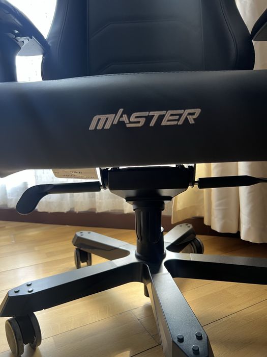 Игровое кресло DXRacer Master черный