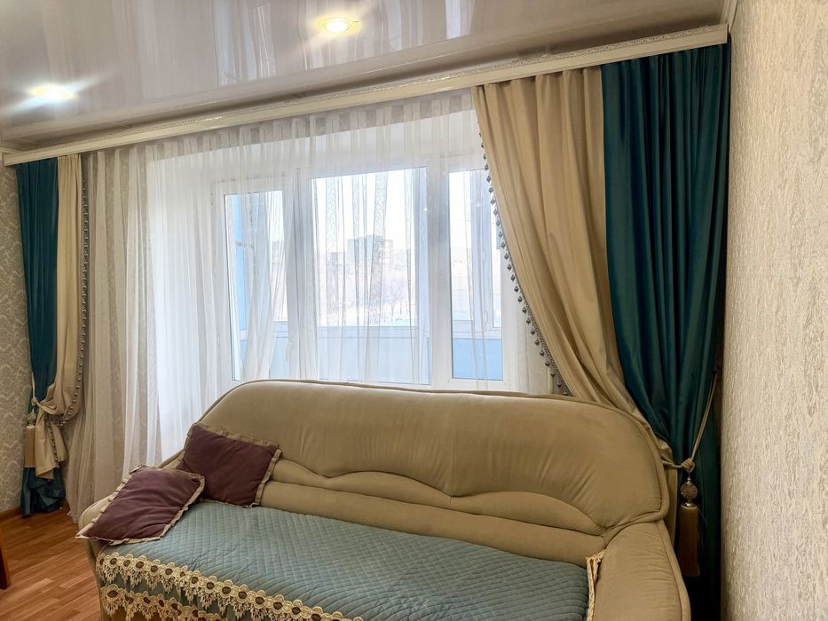 Диваны, шторы, стол, стуля