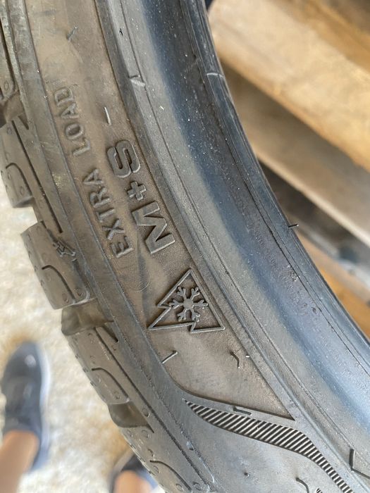 245/35/19  Goodyear Зимни