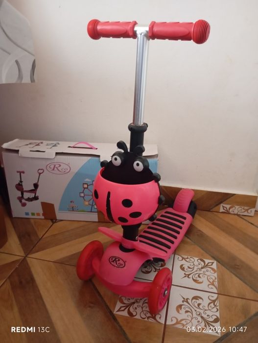 Trotineta cu șezut detașabil