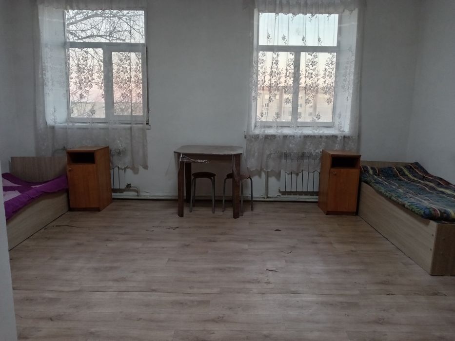 Сдается комната с санузлом .