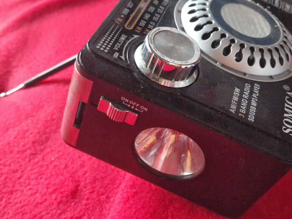 Boxa Bluetooth cu radio, lanternă,- Defectă