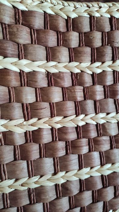 Чанта от ратан с текстилен хастар и кожени дръжки