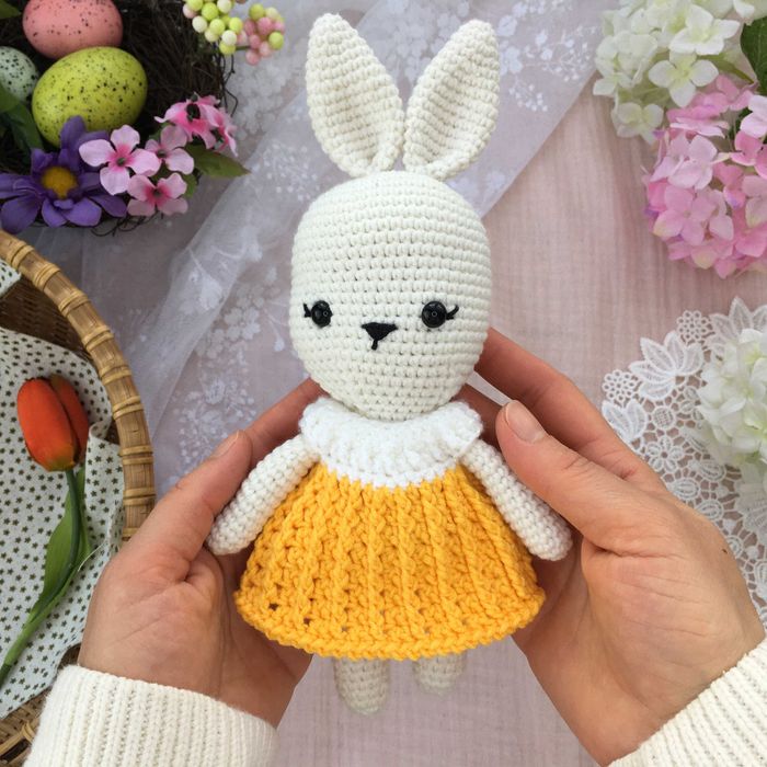 Плетена играчка зайче