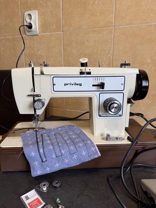 Masina de cusut festonat si butoniere Privileg din metal