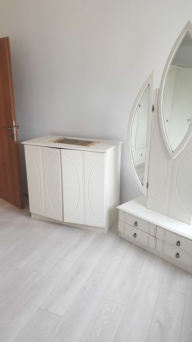 Vând apartament cu 3 camere, la etajul 2, zona Han si Spital