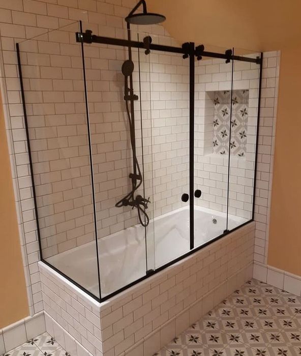 Стеклянные шторки для ванной