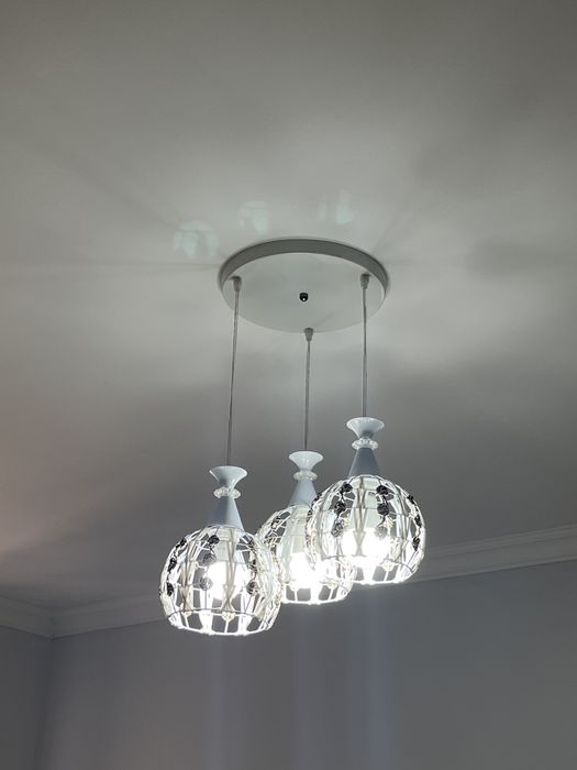 Люстра тремя лампами +лампа подарок