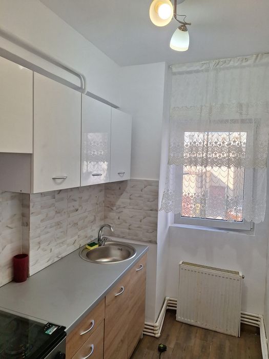 Închiriez garsoniera etaj1