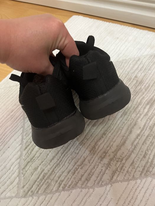 Продам детские кроссовки