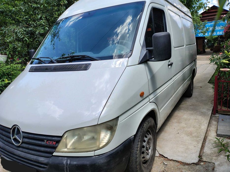 Vindem AUTOUTILITARA MERCEDES SPRINTER 211CDI3550, anul 2000, in stare buna de functionare cu toate actele la zi. PRETUL 4000euro, tel. 0764 717 121.