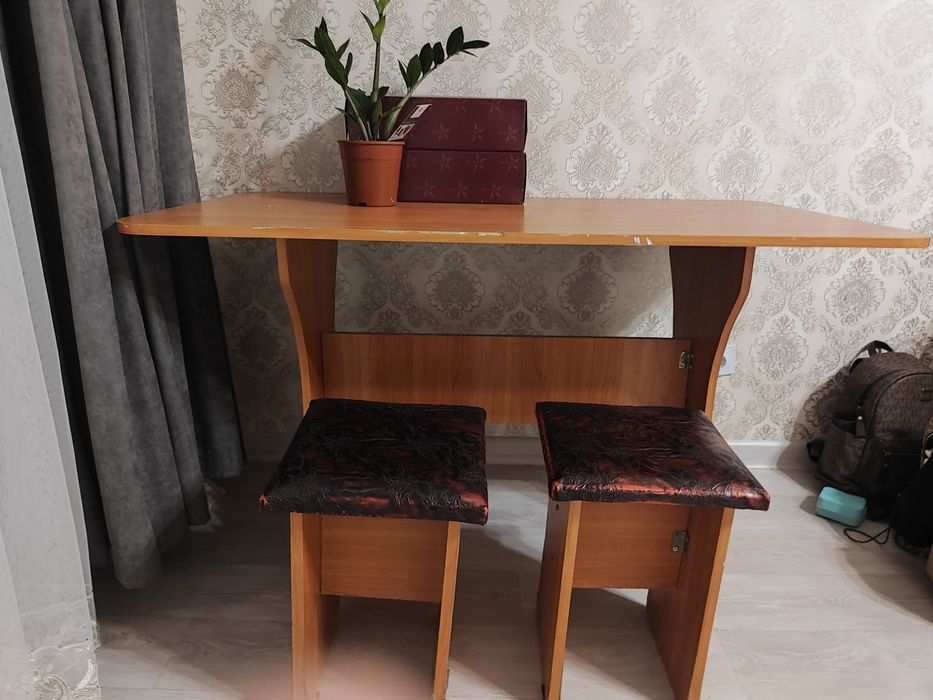 Стол кухонный и 2 стула