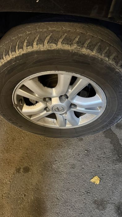 Диск с резинами на Lexus