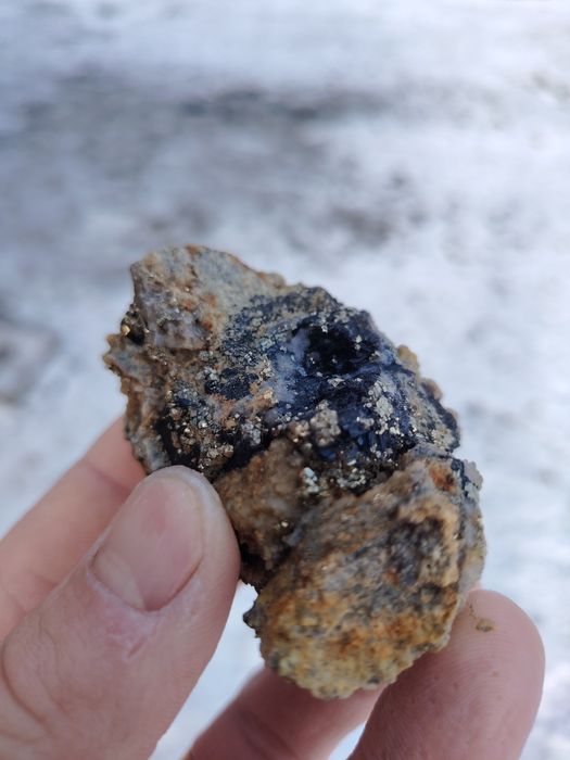 Flori de mina vivianit cu cuarț și pirită.