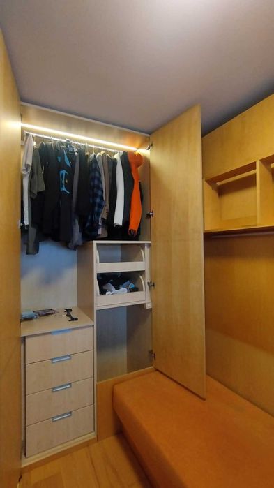 Падащо легло, гардероб, бюро и диван – перфектно за малки стаи