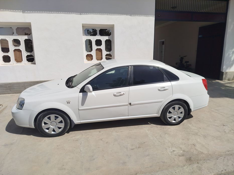 Lasetti 1.8 sotiladi.