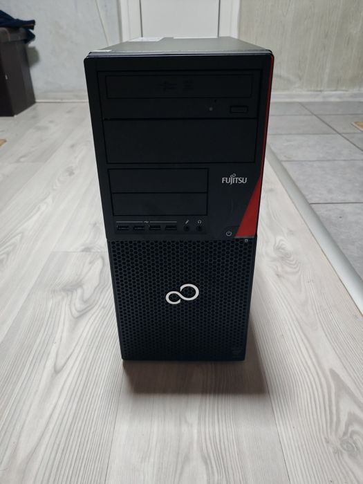 Продавам надежден и стабилен настолен компютър Fujitsu Esprimo P910-L.