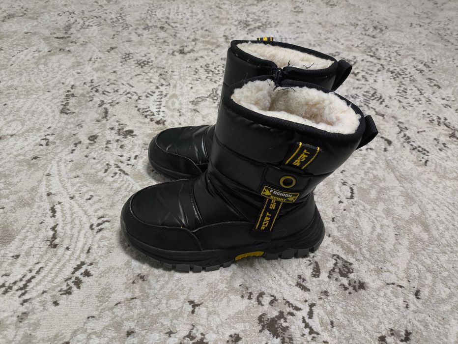 Ботинки и сапожки для мальчика. б/у. 32 размер