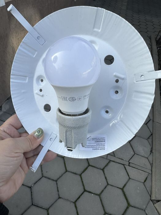 Продам потолочную лампу.