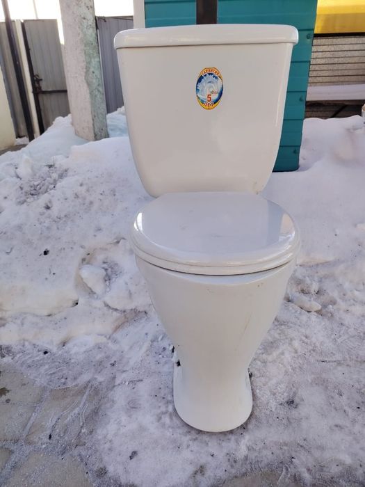 Продам унитаз с бочком