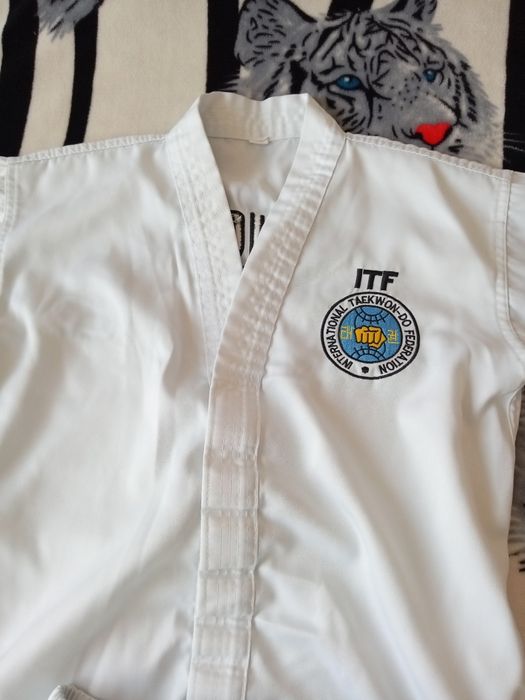 Продам кастюмы для тхэквондо