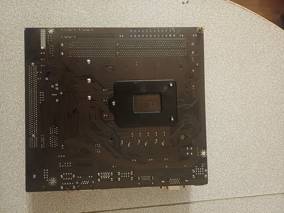 Материнская плата H61 (LGA1155) в хорошем состоянии