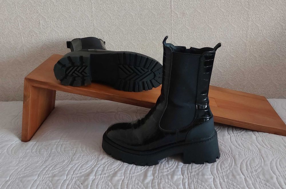 Продавам дамски черни боти номер 40 с цип, с платформа