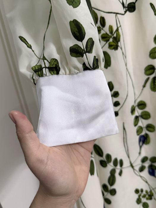 Платье светлого оттенка с растительным принтом