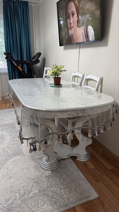 Продам стол для гостиной