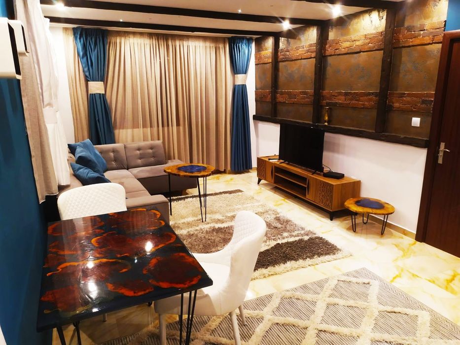 Предлагам цяла самостоятелна сграда с 11 апартамента